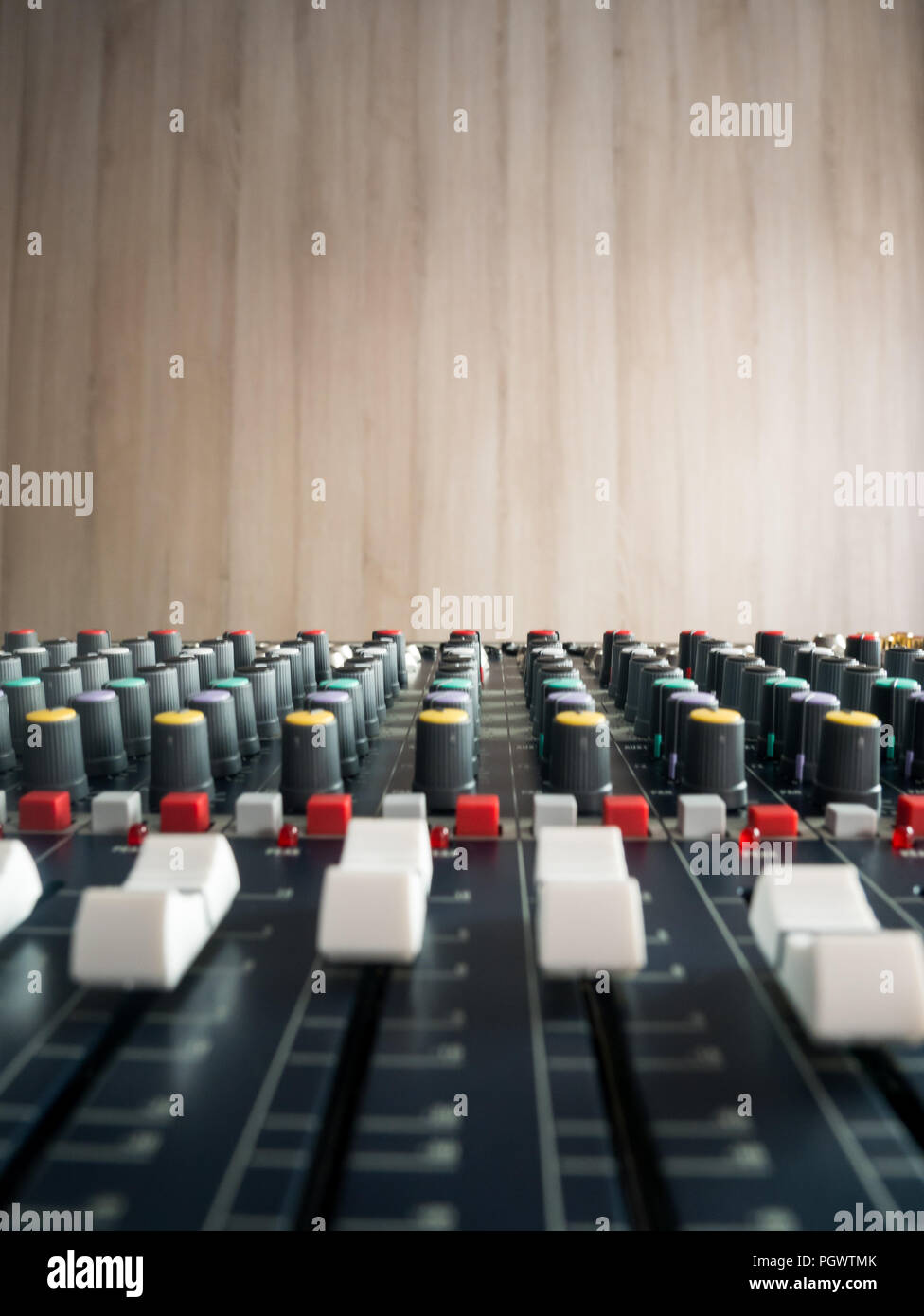 Vue rapprochée au mixage en studio Banque D'Images