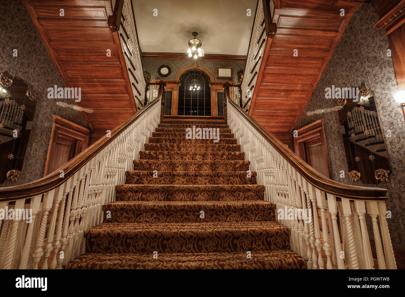 Dans l'escalier de l'Hôtel Stanley historique de Estes Park, Colorado. L' hôtel a été noté pour être l'inspiration pour le roman de Stephen King "The  Shining Photo Stock - Alamy