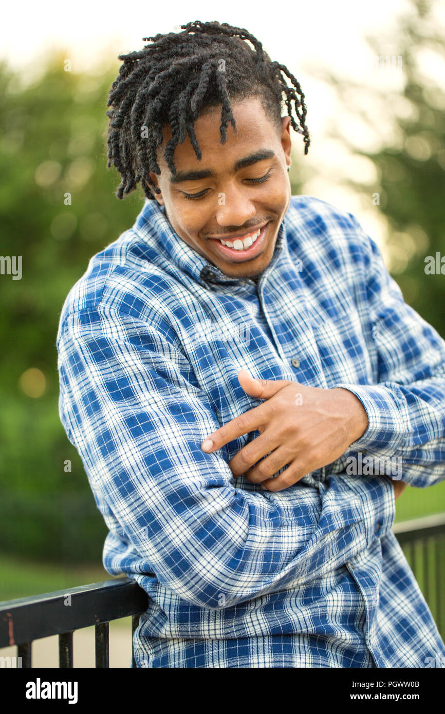 Handsome Young African American man smiling extérieur. Banque D'Images