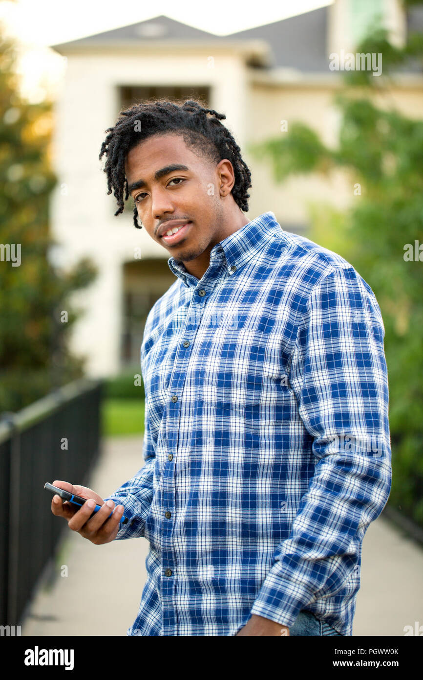 Handsome Young African American man smiling extérieur. Banque D'Images