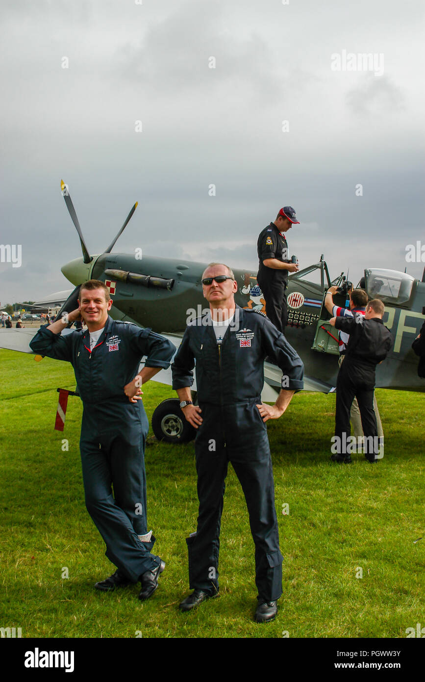 Vol commémoratif de la bataille de la Royal Air Force en Grande-Bretagne Spitfire avec les pilotes de la RAF BBMF Ian Smith et Russ Allchorne. Regarder voler à l'émission aérienne Banque D'Images