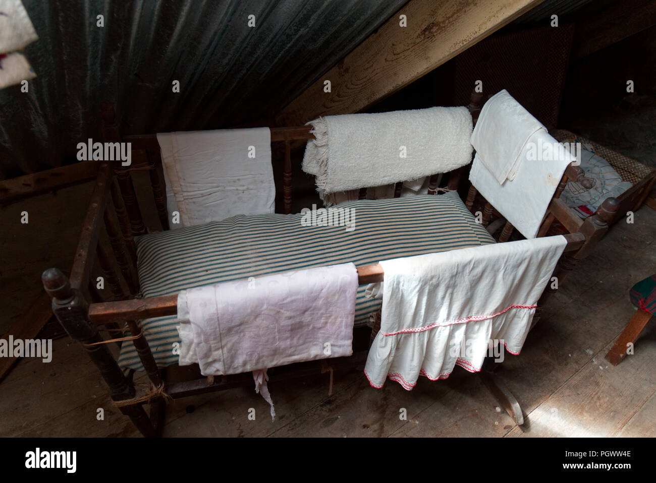 Lit Bebe En Bois Ancien Musee Crofting A L Ile De Eigg Photo Stock Alamy