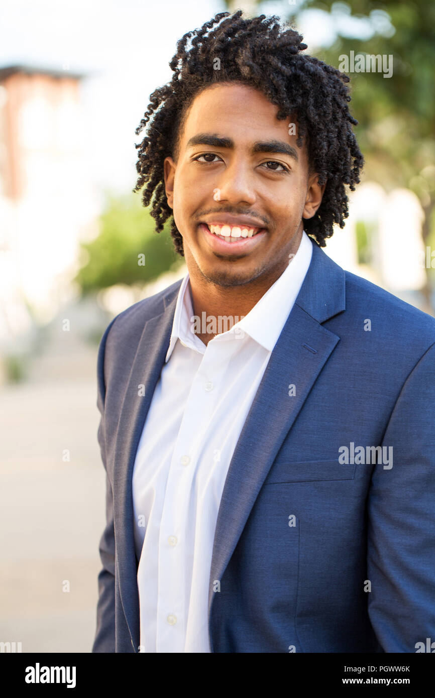 Handsome Young African American man smiling extérieur. Banque D'Images