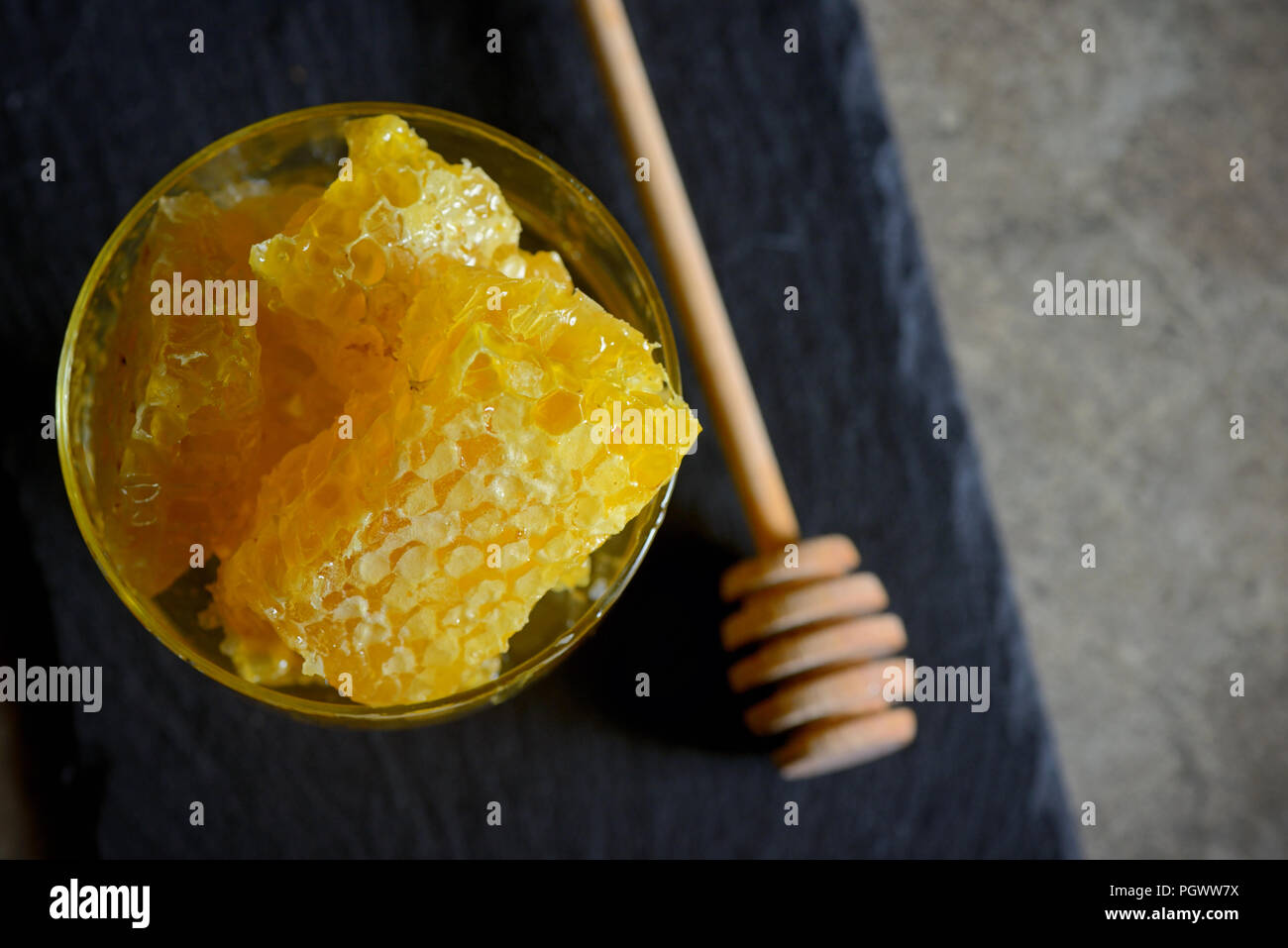 Fresh Honeycomb dans verre et de miel stick Banque D'Images