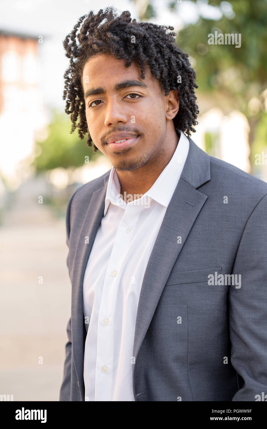 Handsome Young African American man smiling extérieur. Banque D'Images