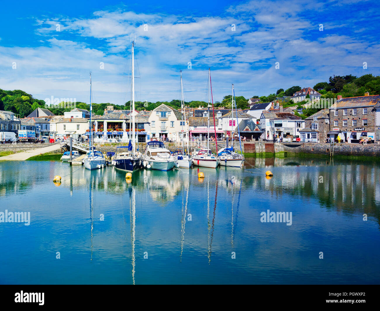 26 Juin 2018 : de Padstow, Cornwall, UK - le port et le bord de l'eau vague pendant l'été. Banque D'Images