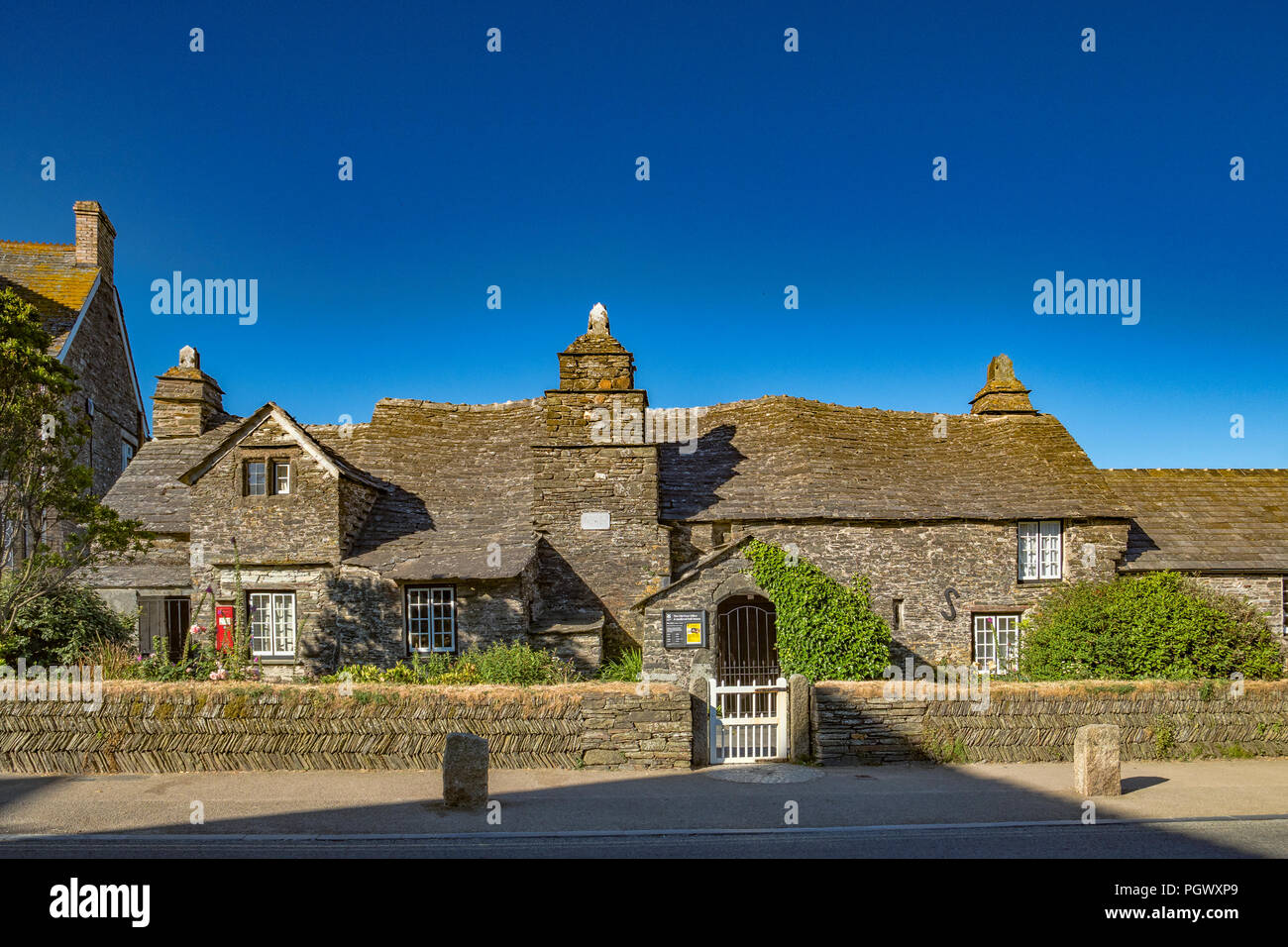 29 Juin 2018 : Tintagel, Cornwall, UK - l'ancien bureau de poste, un 14ème siècle en pierre construite au plan d'un manoir médiéval. Banque D'Images