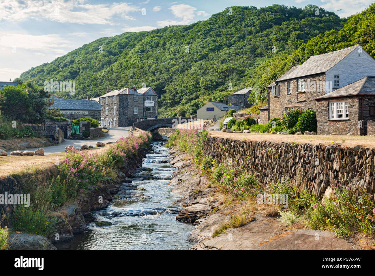 2 Juillet 2018 : Karon Beach, North Cornwall, UK - le village côtier de Boscastle, avec des chalets et de la rivière Valency qui la traverse avec une ardoise str Banque D'Images