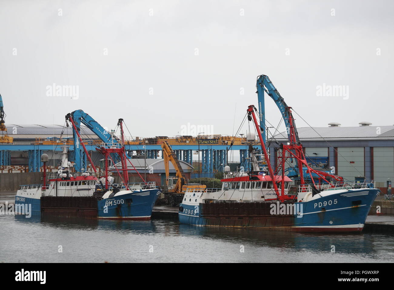 L'Honeybourne 3 (droit), d'un dragueur à pétoncles écossais, dans le dock à Shoreham, West Sussex, à la suite de heurts avec les pêcheurs français dans les premières heures du mardi matin dans la Manche lors d'un différend de longue date sur la zone de pêche du pétoncle que les Français sont dans l'impossibilité de la récolte. Banque D'Images