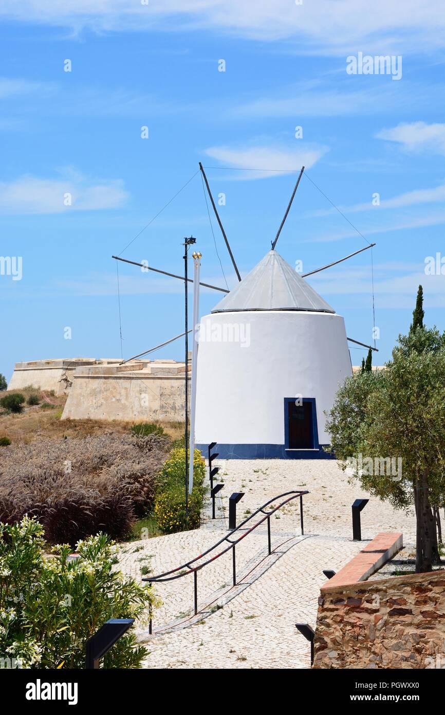 Moulin à vent traditionnel blanchi à la chaux dans le haut de la colline par la chapelle St Anthonys, Castro Marim, Algarve, Portugal, Europe. Banque D'Images