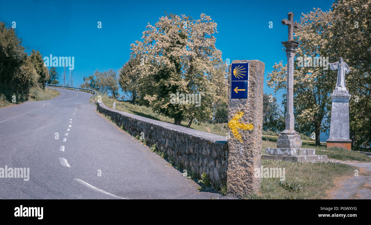Panneau de Camino de Santiago Route à côté d'une croix et une statue de Saint Banque D'Images