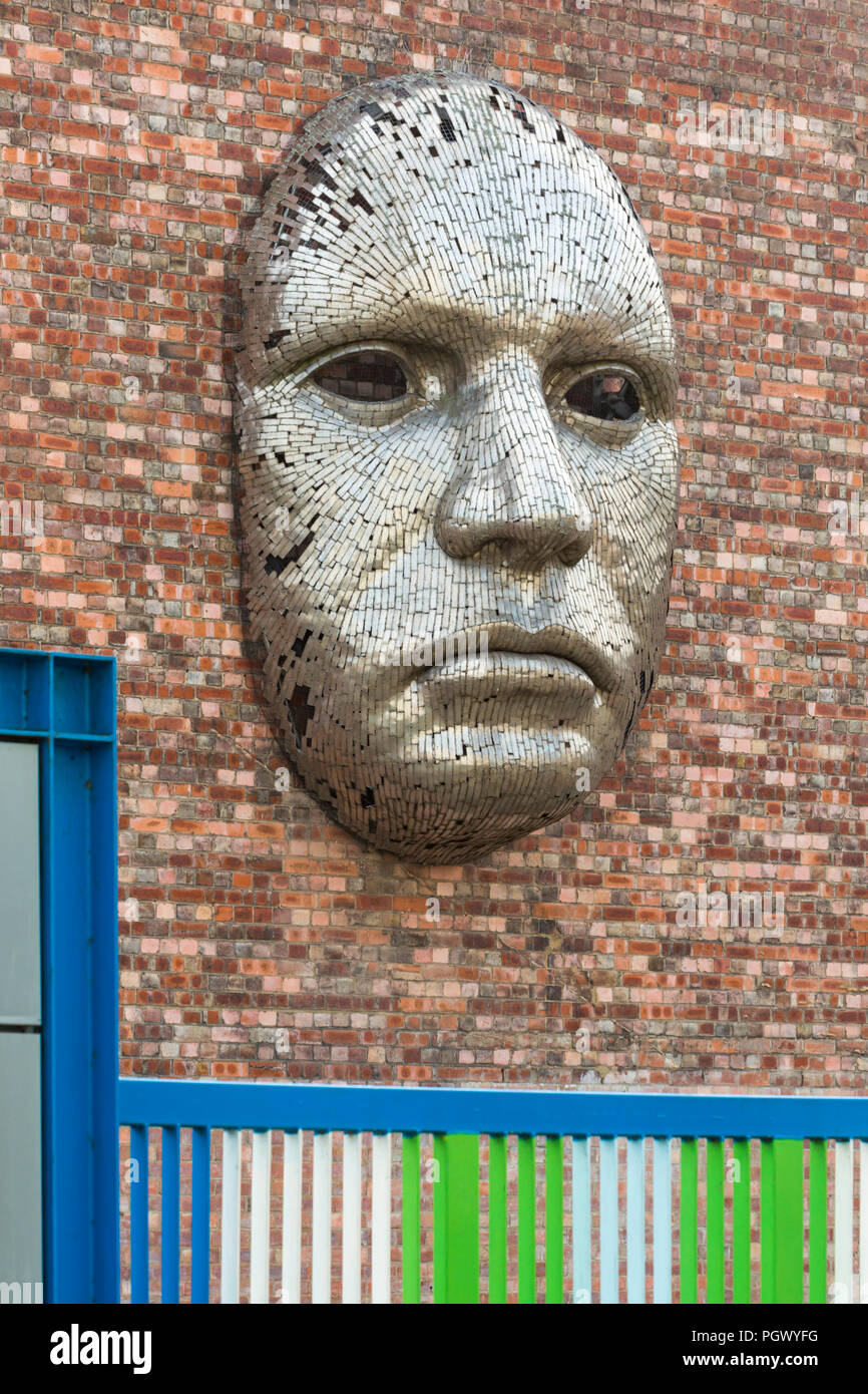 Sculpture face au mur de la salle d'exercices Lincoln chez Free School Lane, Broadgate, Lincoln en Août Banque D'Images