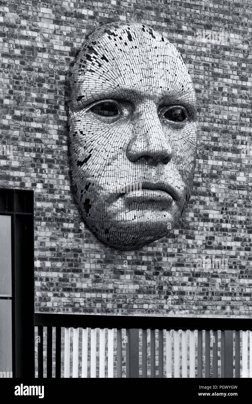 Sculpture face au mur de la salle d'exercices Lincoln chez Free School Lane, Broadgate, Lincoln en août - tons monochromes Banque D'Images