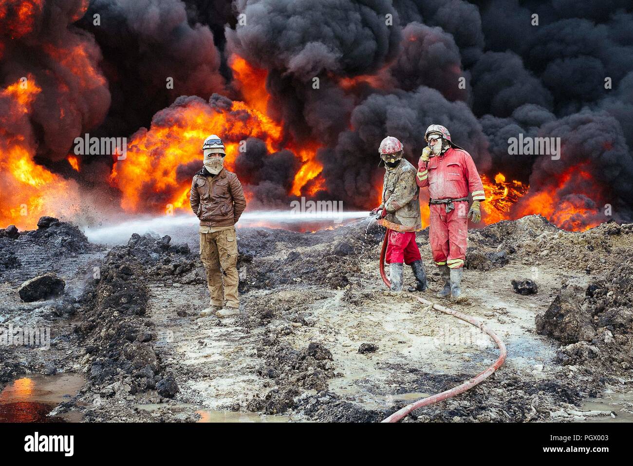 Les opérations de fermer les puits de pétrole incendiés par ISIS pour ralentir l'avance de la coalition. Banque D'Images