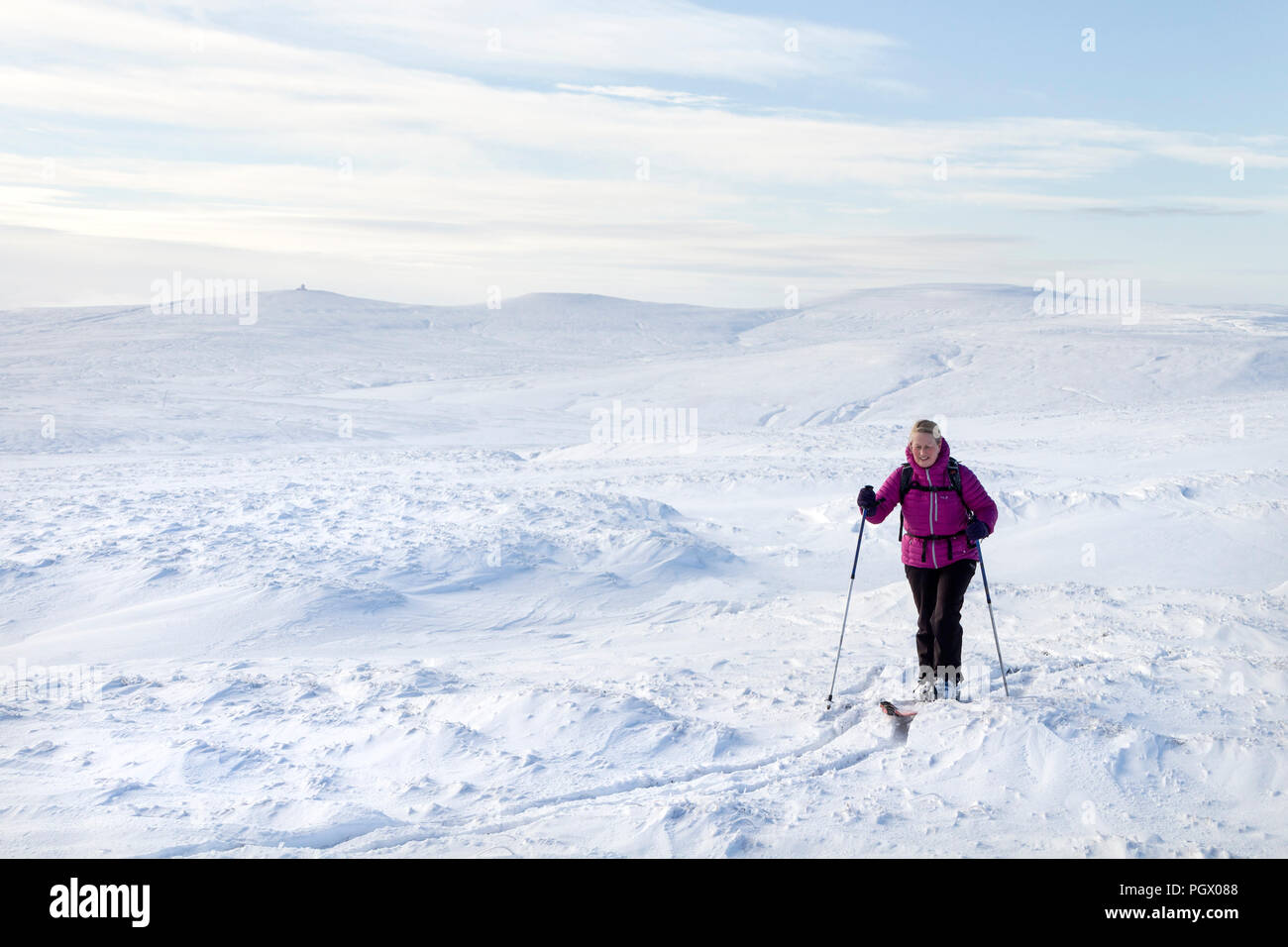 Ski de randonnée sur Burnhope siège dans le North Pennines, avec croix et la Dun Fells sur l'Horizon, Cumbria, Royaume-Uni. Banque D'Images