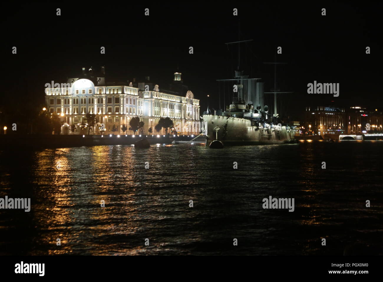 Le cuirassé russe Murmansk ou Aurora. C'est bateau musée à Saint Pétersbourg le fleuve Neva. Banque D'Images