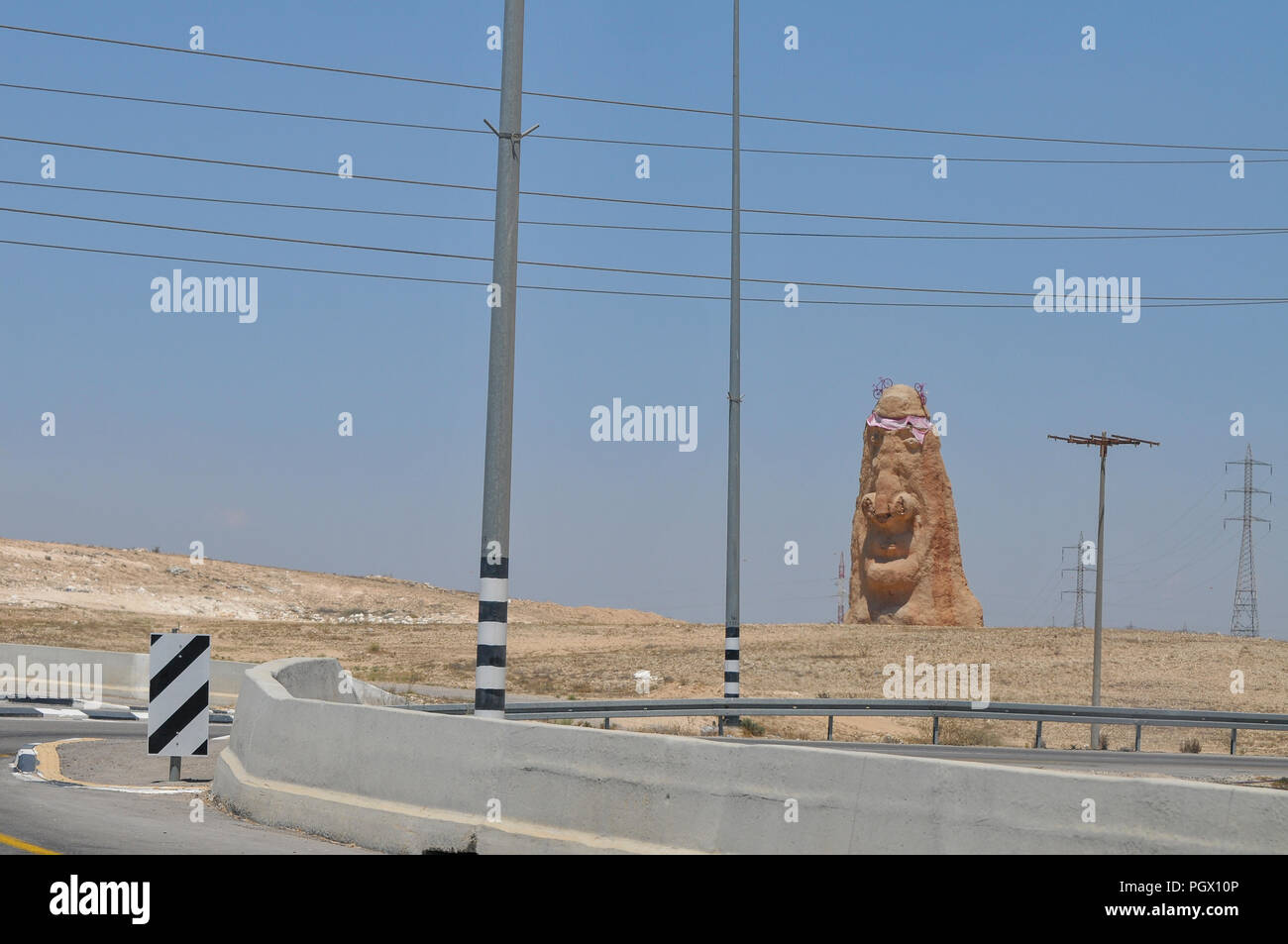 Le gardien du Néguev, Neot Hovav une statue monumentale (a 5 étages, 450 tonnes) érigé en face de Neot Hovav (AKA Ramat Hovav), l'un des principaux Hot toxiques Spo Banque D'Images