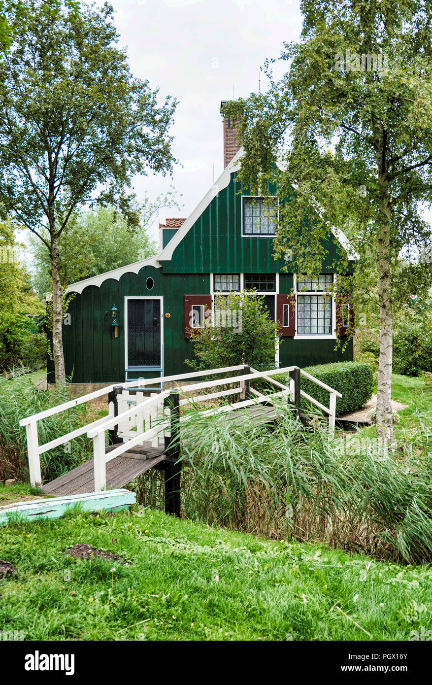 Zaandam,Hollande,28-Aug-2018:vert vieux maisons en bois à partir de quelques centaines d'années d'origine et oldstill encore habité, avec un pont vert sur le petit cours d'eau. Cette partie est appelée zaanmse schans Banque D'Images