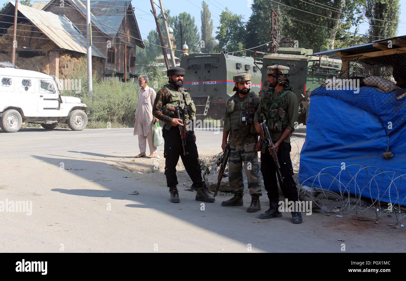 L'Inde, d'Anantnag. Août 28, 2018. Deux rebelles cachemiriens tué dans une fusillade avec les forces gouvernementales dans Muniward Khanabal Anantang du Cachemire et de la zone située au sud du district sur le 29, août 2018, un manifestant.a été blessé dans les affrontements près de l'emplacement de la fusillade. Un responsable de la police a identifié les morts comme Hizb commandant de division Altaf Ahmad Dar Hawoora alias Kachroo d'Umar et Rashid Wani d Khudwani. Credit : Aasif Shafi/Pacific Press/Alamy Live News Banque D'Images