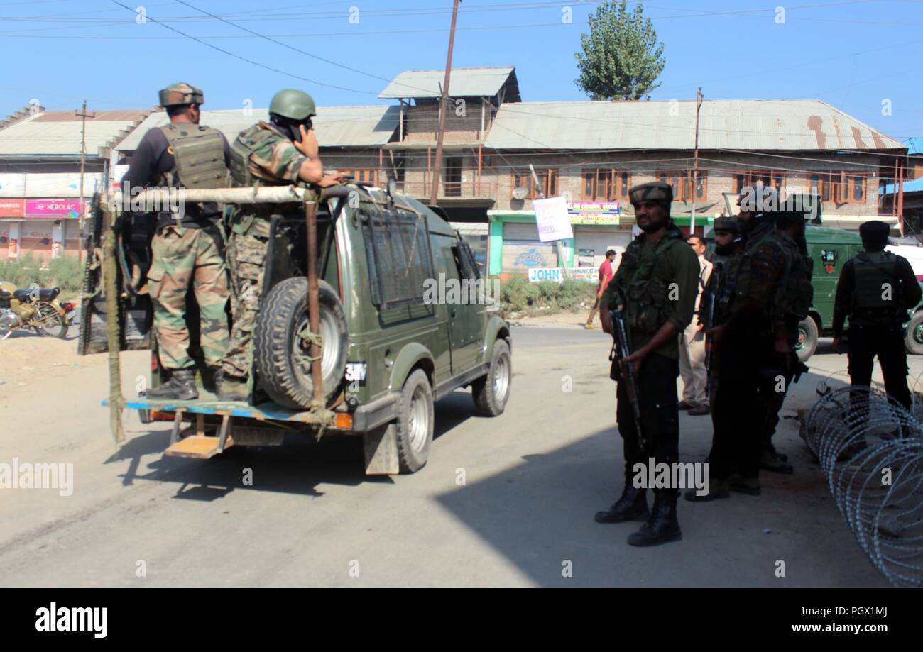 L'Inde, d'Anantnag. Août 28, 2018. Deux rebelles cachemiriens tué dans une fusillade avec les forces gouvernementales dans Muniward Khanabal Anantang du Cachemire et de la zone située au sud du district sur le 29, août 2018, un manifestant.a été blessé dans les affrontements près de l'emplacement de la fusillade. Un responsable de la police a identifié les morts comme Hizb commandant de division Altaf Ahmad Dar Hawoora alias Kachroo d'Umar et Rashid Wani d Khudwani. Credit : Aasif Shafi/Pacific Press/Alamy Live News Banque D'Images