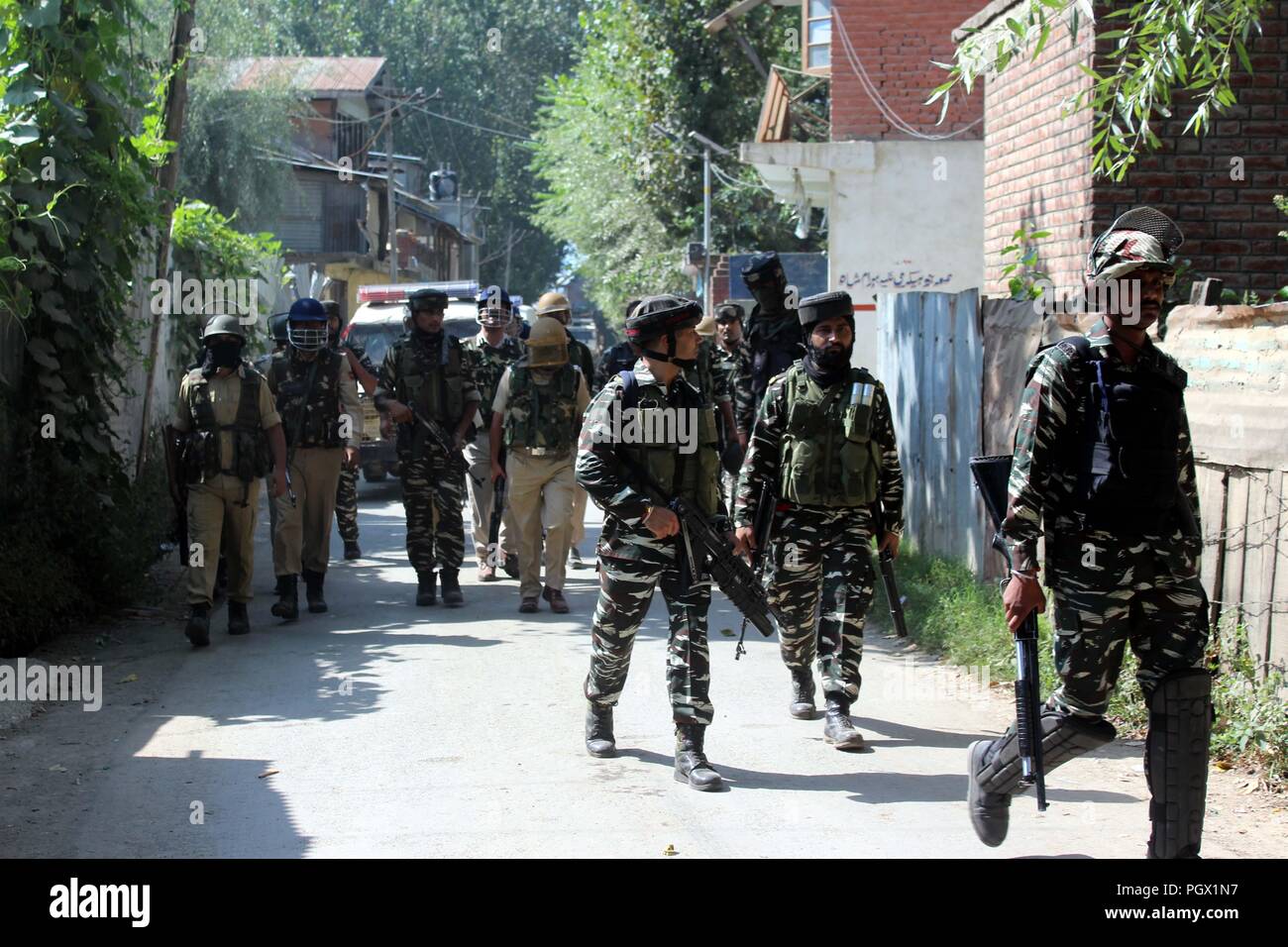 L'Inde, d'Anantnag. Août 28, 2018. Deux rebelles cachemiriens tué dans une fusillade avec les forces gouvernementales dans Muniward Khanabal Anantang du Cachemire et de la zone située au sud du district sur le 29, août 2018, un manifestant.a été blessé dans les affrontements près de l'emplacement de la fusillade. Un responsable de la police a identifié les morts comme Hizb commandant de division Altaf Ahmad Dar Hawoora alias Kachroo d'Umar et Rashid Wani d Khudwani. Credit : Aasif Shafi/Pacific Press/Alamy Live News Banque D'Images