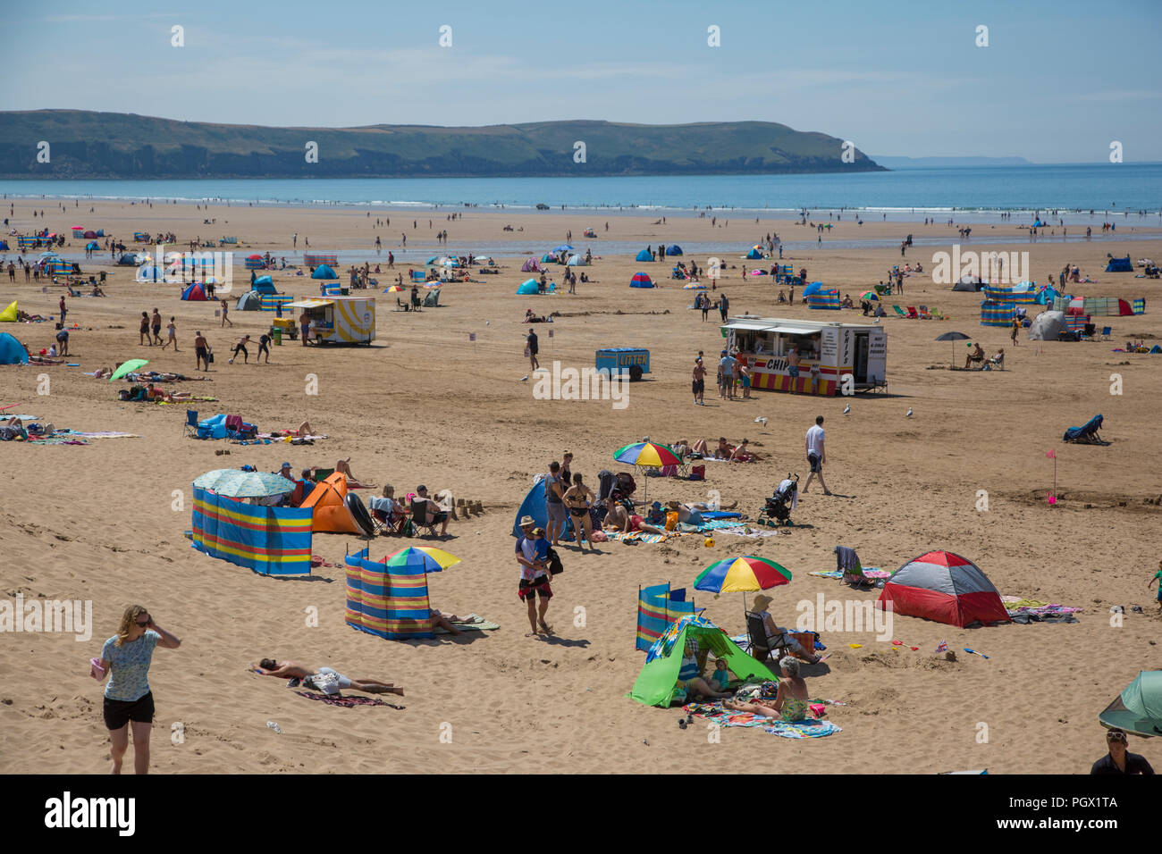 Les personnes bénéficiant d'un jour d'été sur la plage de Woolacombe, Devon, Angleterre, ciel bleu et une grande plage de sable avec beaucoup de gens ayant une belle journée Banque D'Images