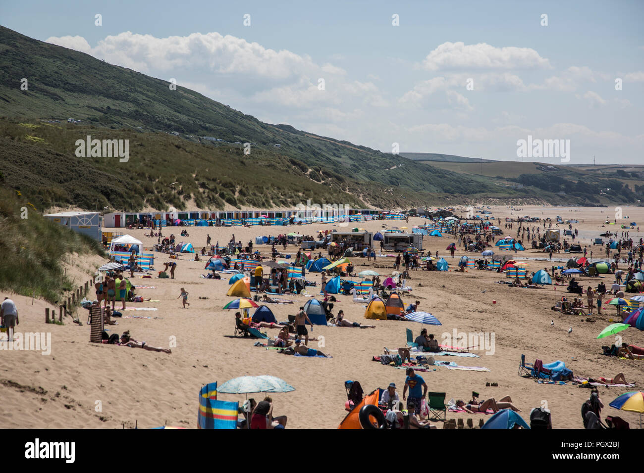 Les personnes bénéficiant de Woolacombe Beach dans le Nord du Devon dans le soleil de l'été en Angleterre Banque D'Images