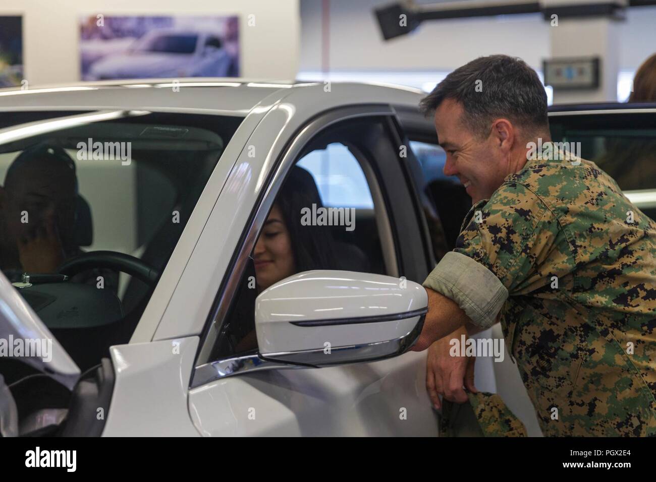 Le lieutenant-colonel Stephen Mount, commandant, blessés, Battalion-West parle avec les membres de la famille au cours d'une journée portes ouvertes sur le plan militaire Technicien de l'enseignement (MSTEP) Centre de formation au Marine Corps Base Camp Pendleton, en Californie, le 15 juin 2018. La maison était destinée à présenter les membres de leur famille et à l'équipement et de l'environnement de la formation. MSTEP Banque D'Images