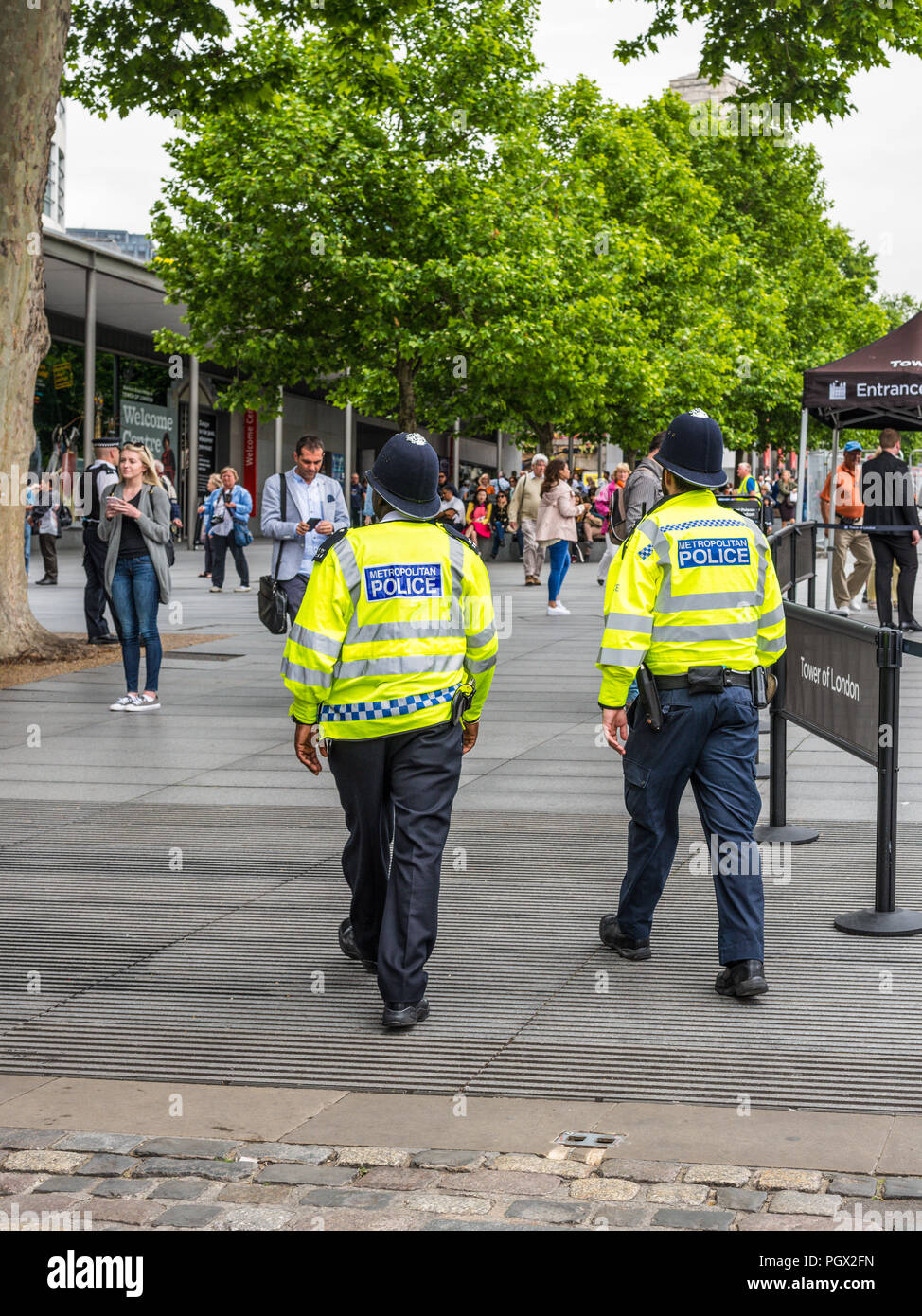Londres, Royaume-Uni - 23 mai 2017 : Deux officiers de la Metropolitan Police Service patrouille près de la Tour de Londres, au Royaume-Uni. Banque D'Images