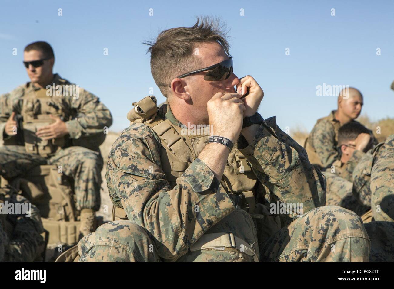 Le Sgt. Jesse Carr, un carabinier avec la Compagnie A, 1er Bataillon, 23e Régiment de Marines, 4e Division de marines, joue son harmonica dans l'attente d'un MV-22 Osprey à prendre lui et son unité à leur exercice final, au cours de l'exercice de formation intégrée, 4-18 à bord Marine Corps Air Ground Combat Center Twentynine Palms, Californie, le 15 juin 2018. L'ITX 4-18 fournit sur les éléments du groupe de travail l'occasion de se soumettre à des évaluations des compétences de niveau de service afin qu'ils puissent s'intégrer de façon transparente avec le service actif Marines en cas de crises qui nécessite une réponse rapide. Banque D'Images