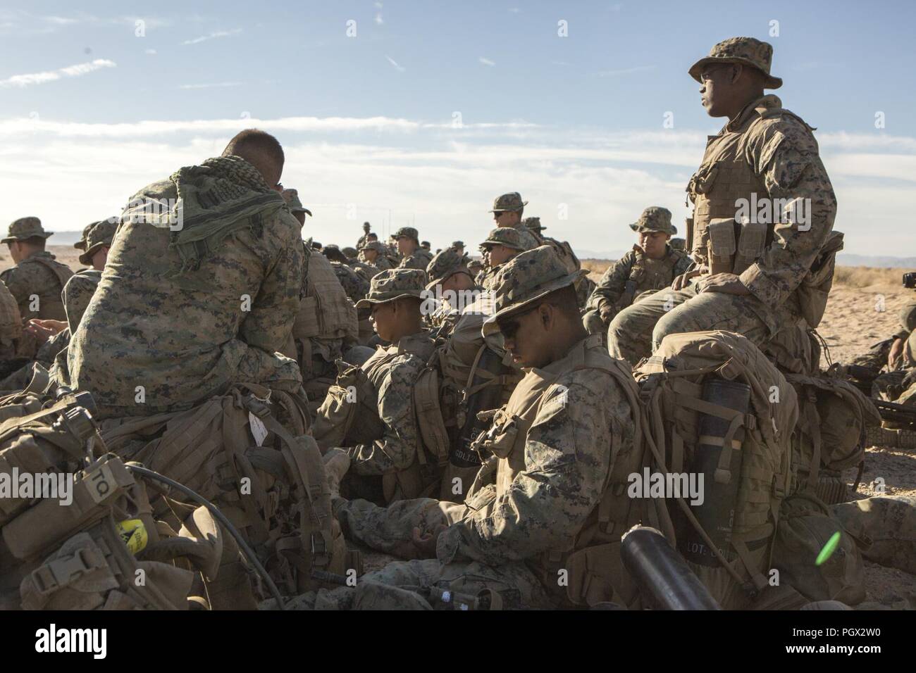 Réserver Marines avec la Compagnie A, 1er Bataillon, 23e Régiment de Marines, 4e Division de marines, attendez qu'un MV-22 Osprey à les prendre à leur exercice final, au cours de l'exercice de formation intégrée, 4-18 à bord Marine Corps Air Ground Combat Center Twentynine Palms, Californie, le 15 juin 2018. L'ITX 4-18 fournit sur les éléments du groupe de travail l'occasion de se soumettre à des évaluations des compétences de niveau de service afin qu'ils puissent s'intégrer de façon transparente avec le service actif Marines en cas de crises qui nécessite une réponse rapide. Banque D'Images