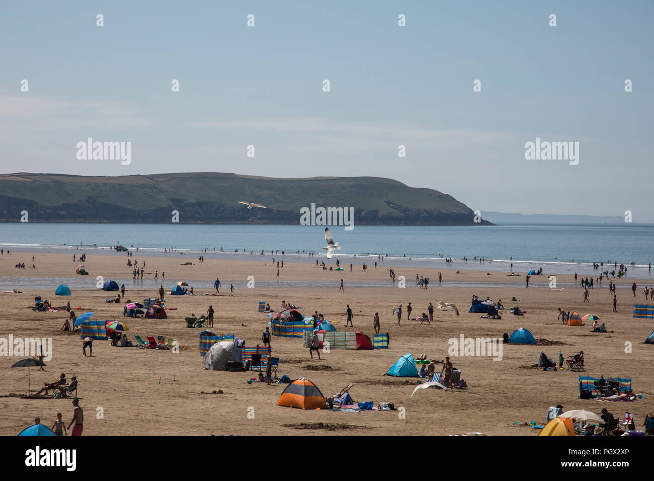 Les personnes bénéficiant d'un jour d'été sur la plage de Woolacombe, Devon, Angleterre, ciel bleu et une grande plage de sable avec beaucoup de gens ayant une belle journée Banque D'Images