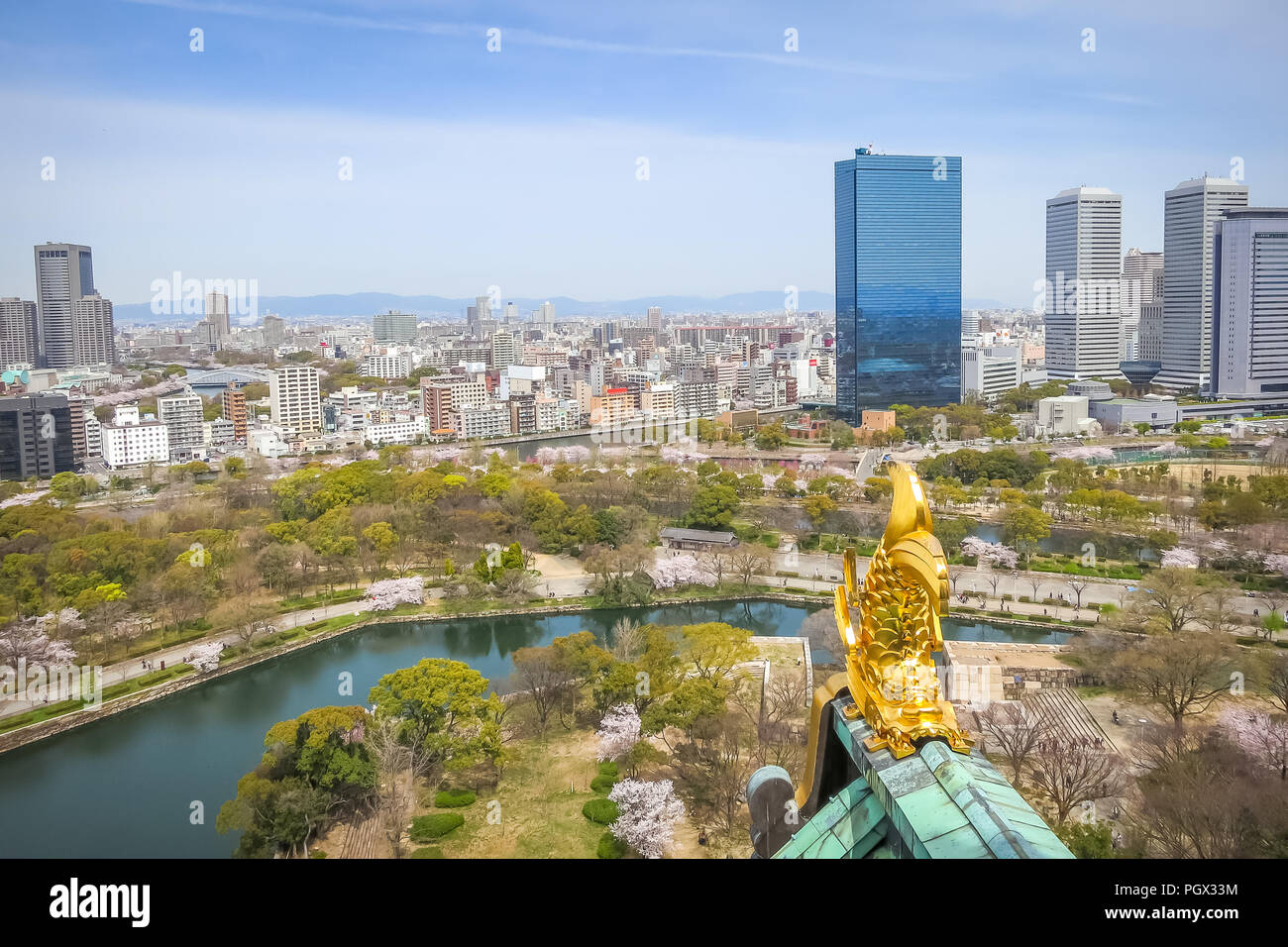 Vue aérienne de la ville d'Osaka avec le golden shachihoko de Château d'Osaka. Banque D'Images