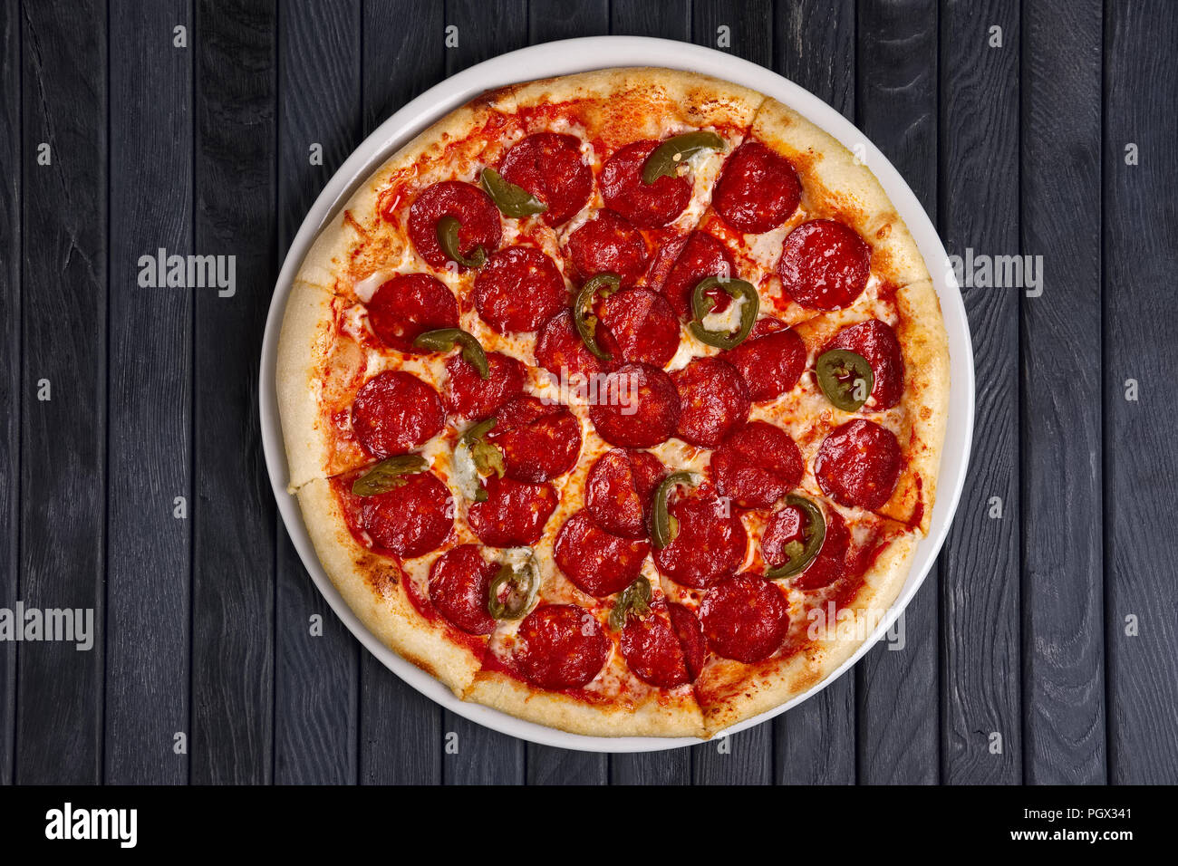 Pizza pepperoni avec chili piment jalapeno Banque D'Images