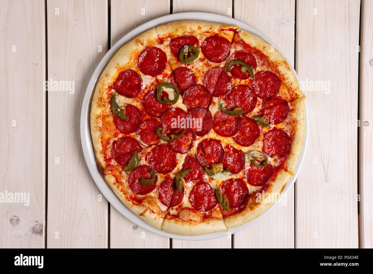 Pizza pepperoni avec chili piment jalapeno Banque D'Images