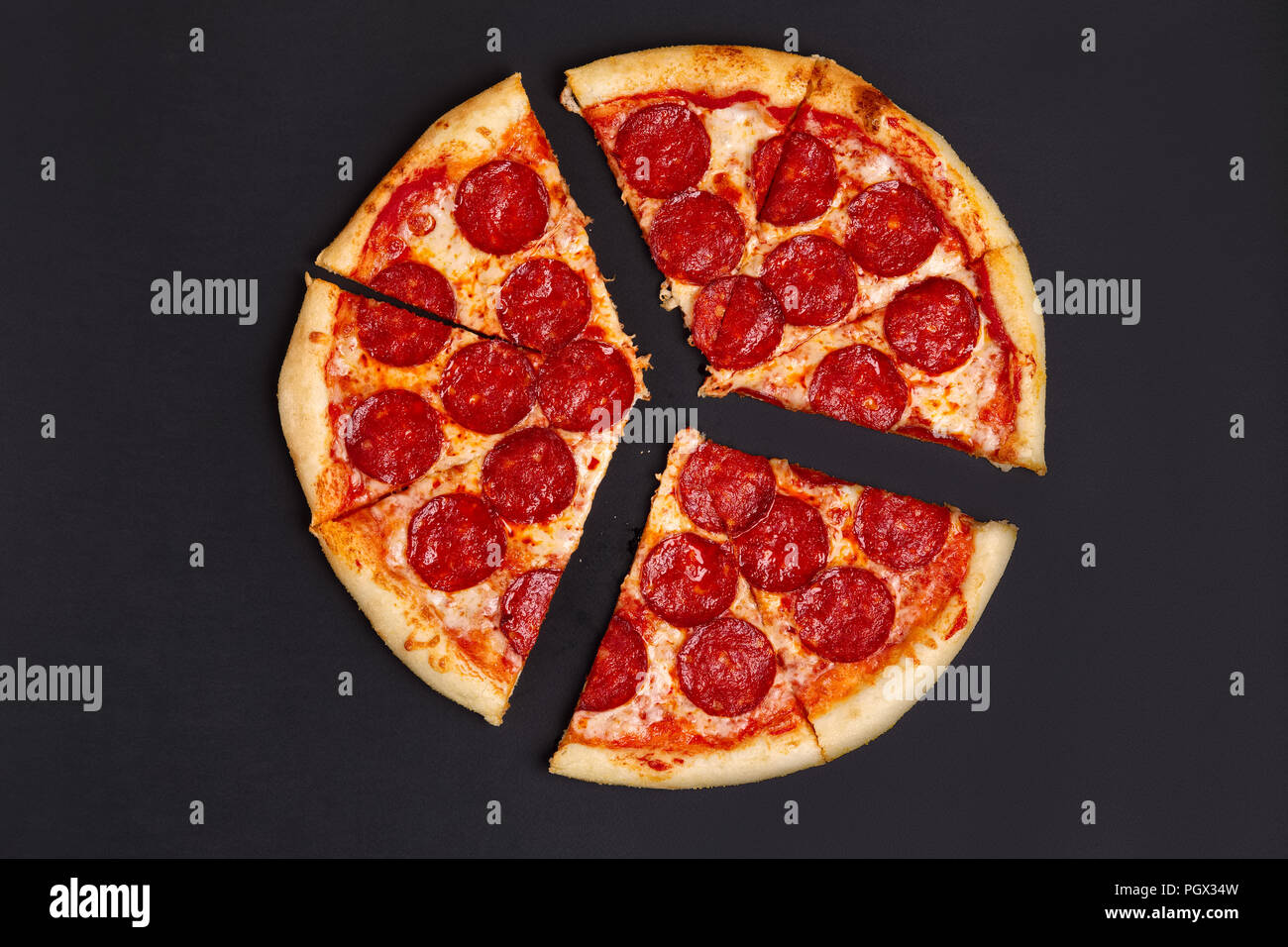 Pizza pepperoni avec chili piment jalapeno Banque D'Images