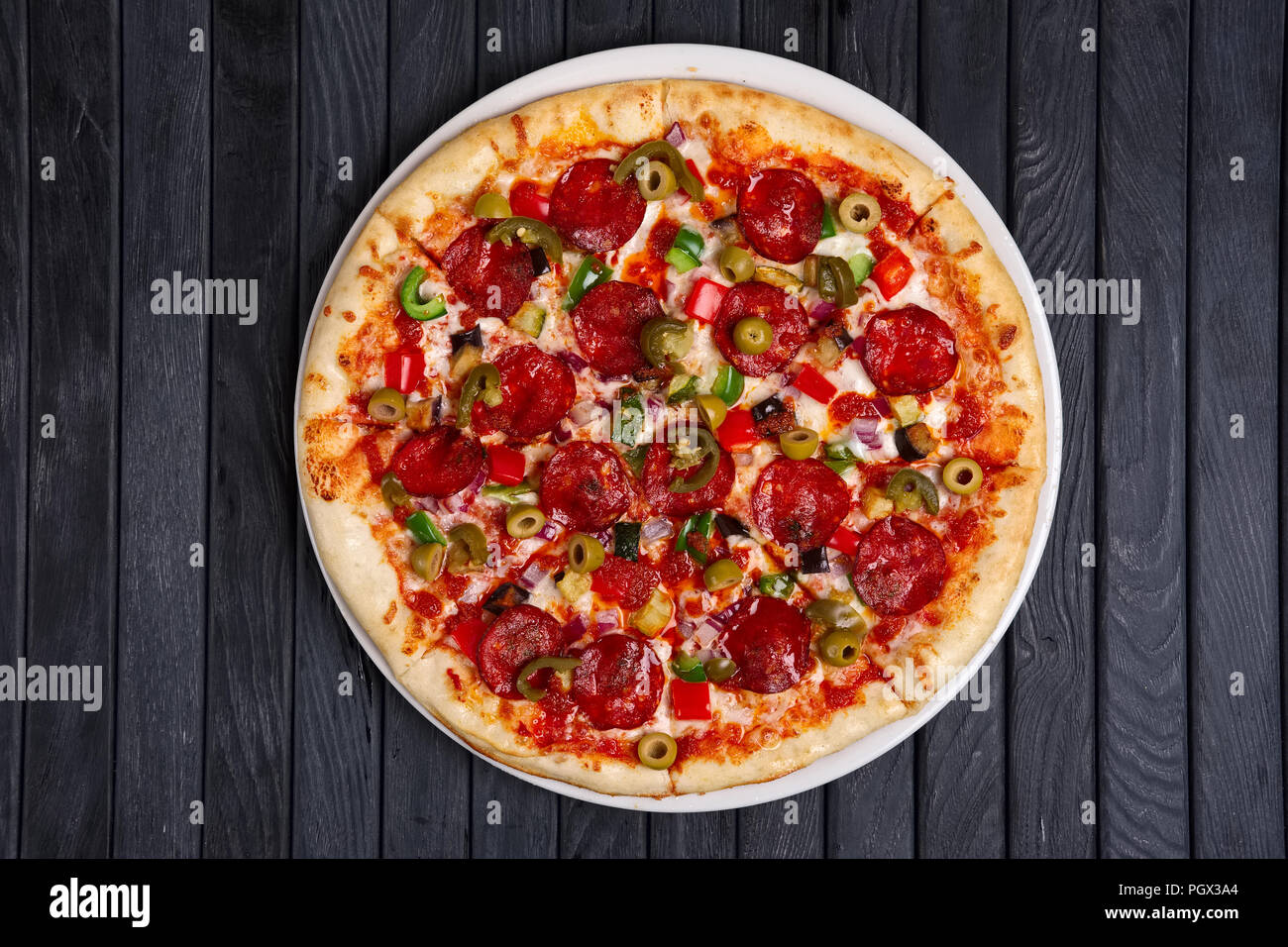 Vue de dessus de la pizza au piment jalapeno, poivrons, oignons et saucisse Banque D'Images