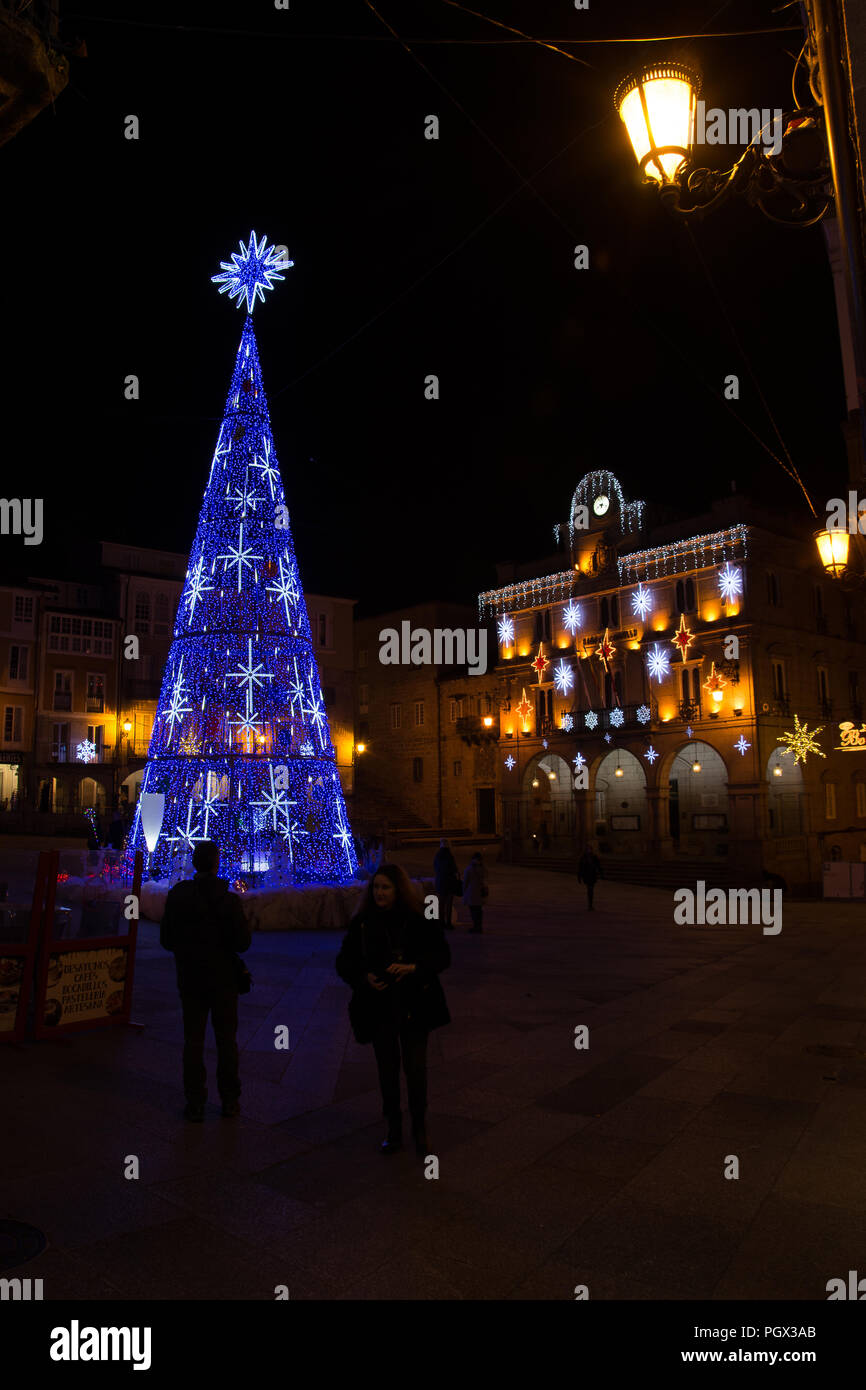 OURENSE GALICE ,/ESPAÑA - 24 de diciembre de 2017 : Luces de navidad en las calles. Banque D'Images