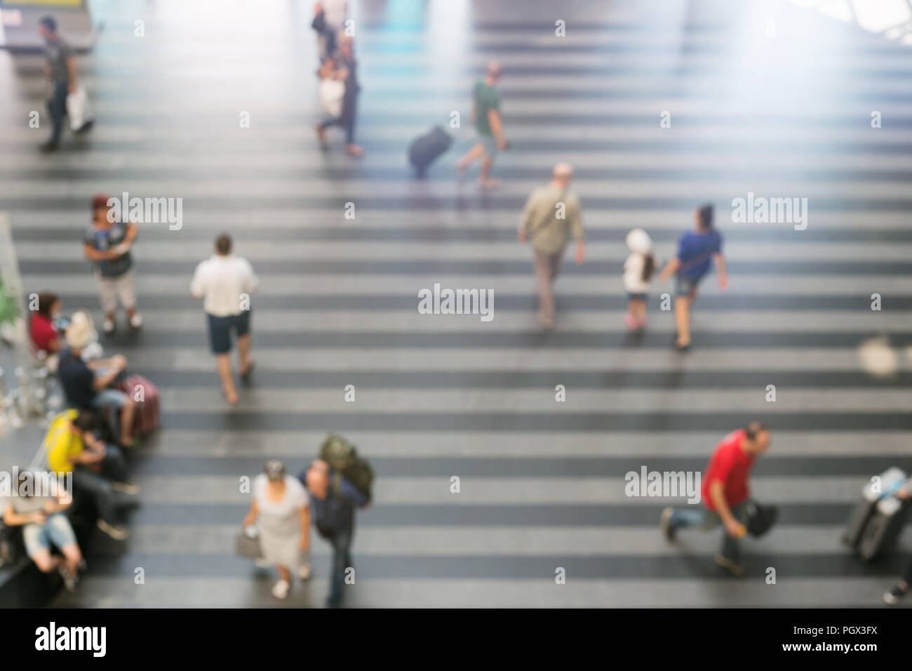 Résumé Les personnes avec bagages marche brouillée dans terminal de l'aéroport ou la gare. L'arrivée et au départ des passagers. Banque D'Images