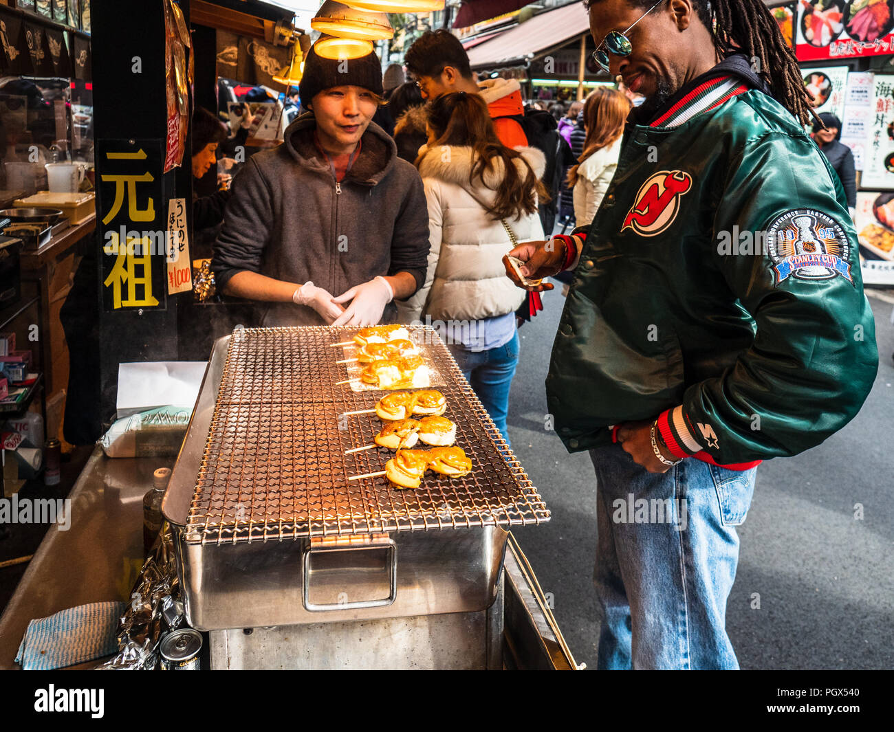 Le marché aux poissons de Tsukiji Marché aux poissons de Tokyo - Tokyo - les aliments en cours de préparation à l'un des nombreux étals de fruits de mer dans le marché extérieur le Marché aux poissons de Tsukiji Banque D'Images