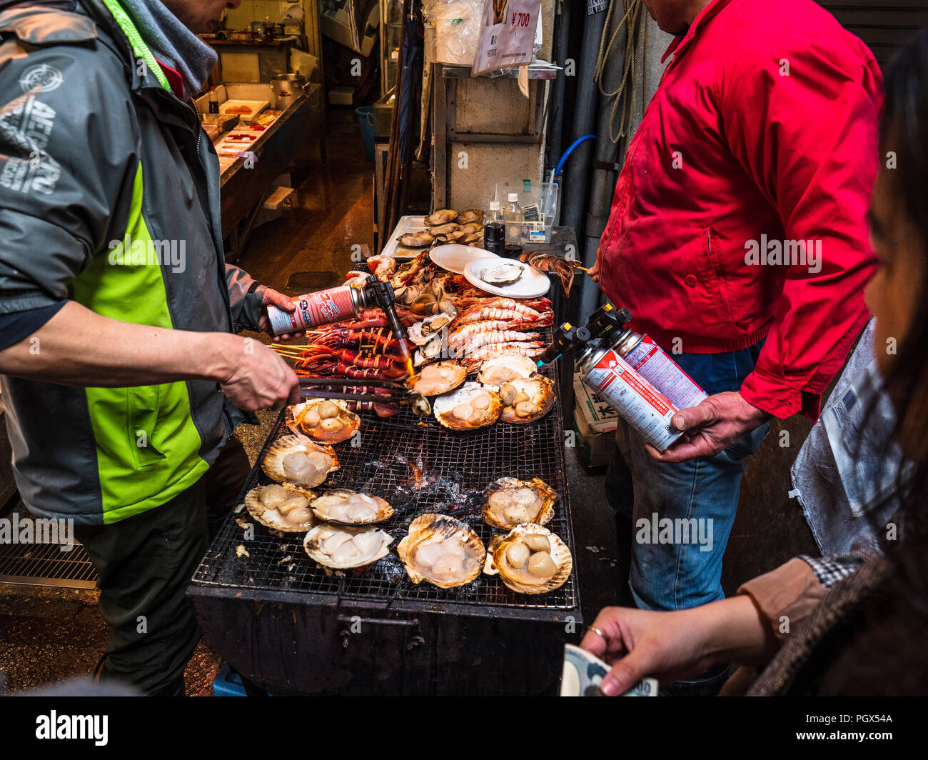Le marché aux poissons de Tsukiji Marché aux poissons de Tokyo - Tokyo - les aliments en cours de préparation à l'un des nombreux étals de fruits de mer dans le marché extérieur le Marché aux poissons de Tsukiji Banque D'Images