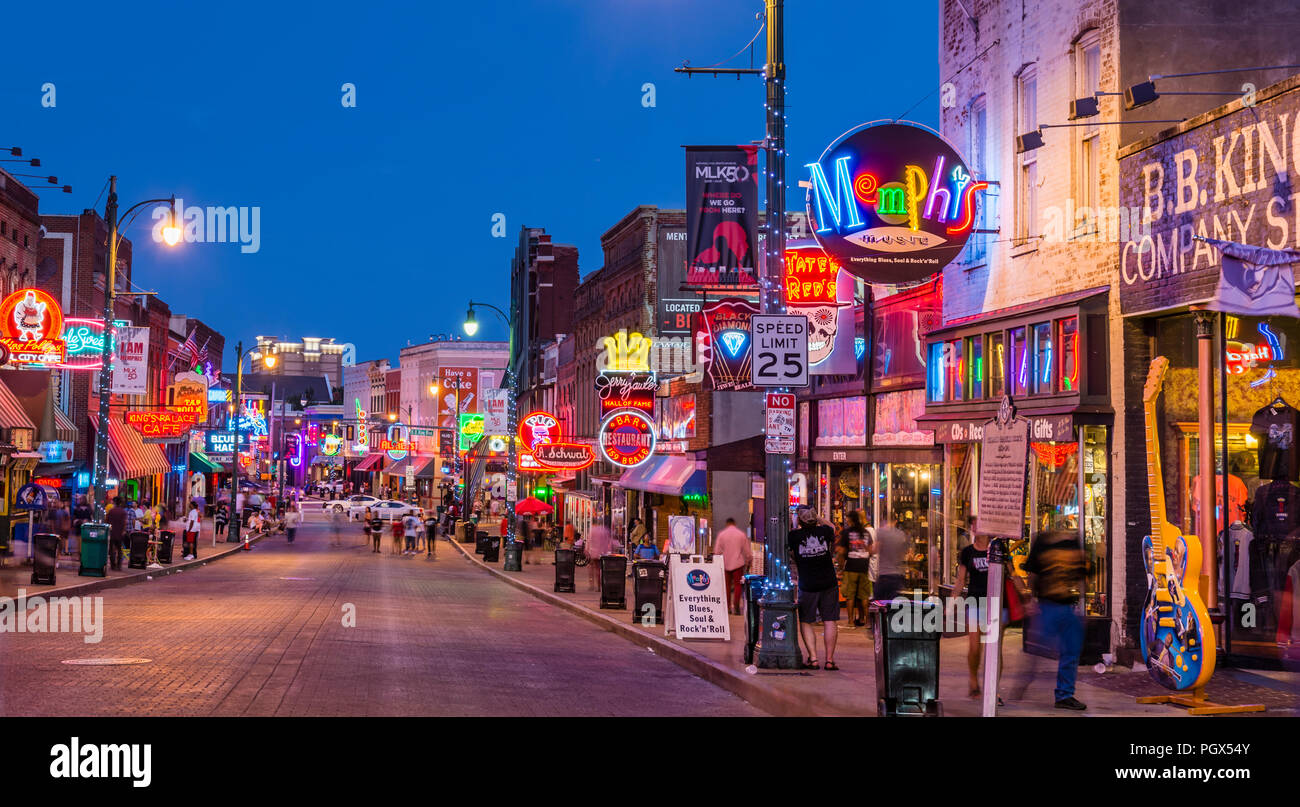 Memphis Beale Street la nuit à Memphis, Tennessee, USA. Banque D'Images