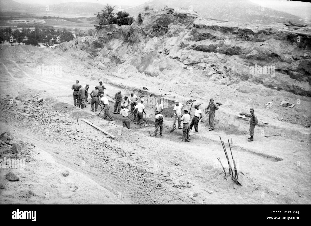 Des soldats sud-coréens et les travailleurs sur le site de construction de l'armée américaine, de Corée du Sud 1955 Banque D'Images