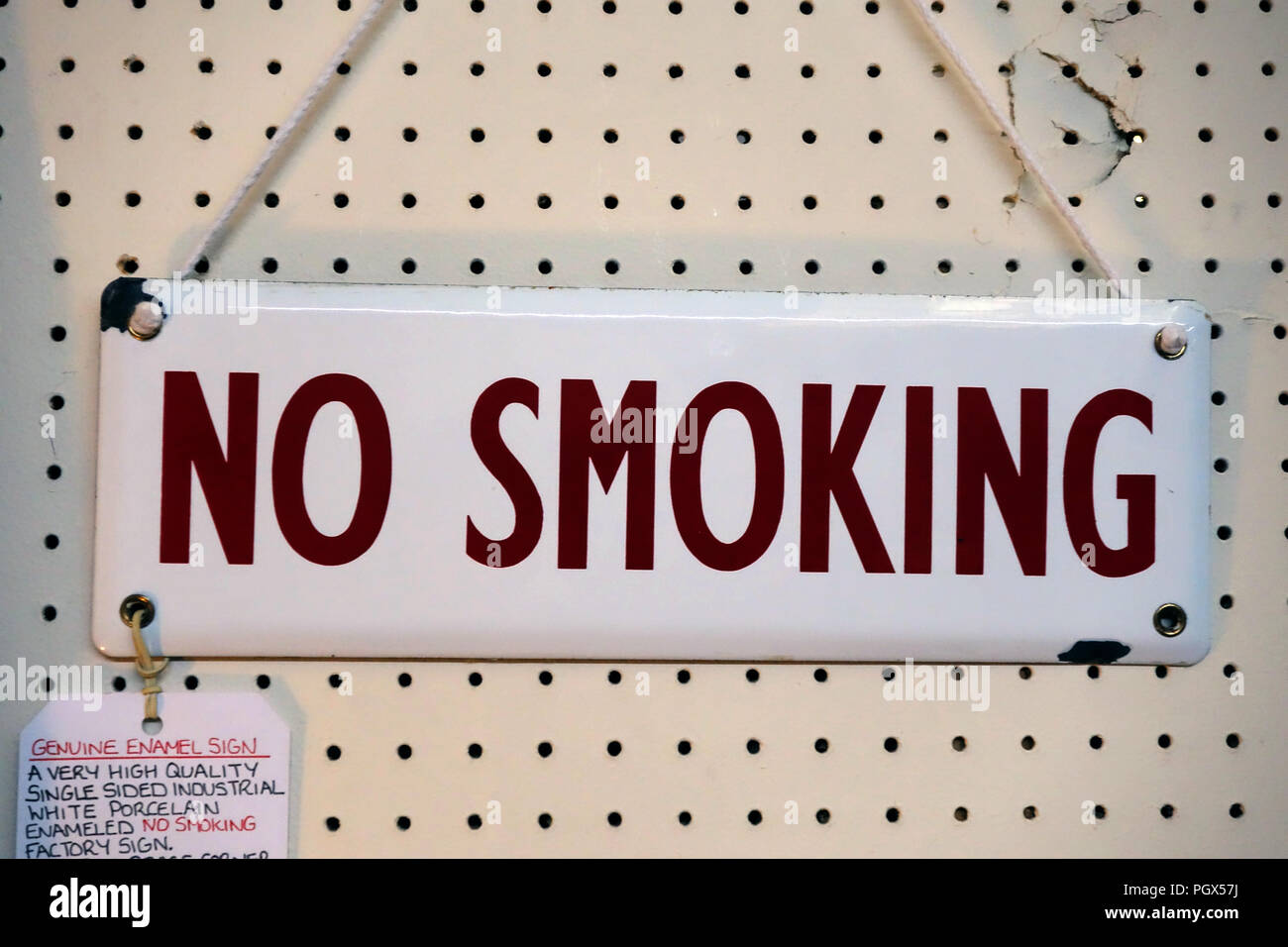 No Smoking sign émail sur l'affichage d'une brocante et bric-à-brac center Banque D'Images