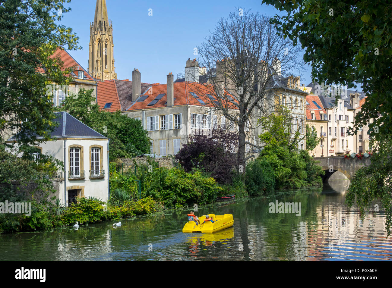 Pédalo / pédalo avec les touristes sur la Moselle dans la ville de Metz, Moselle, Lorraine, France Banque D'Images