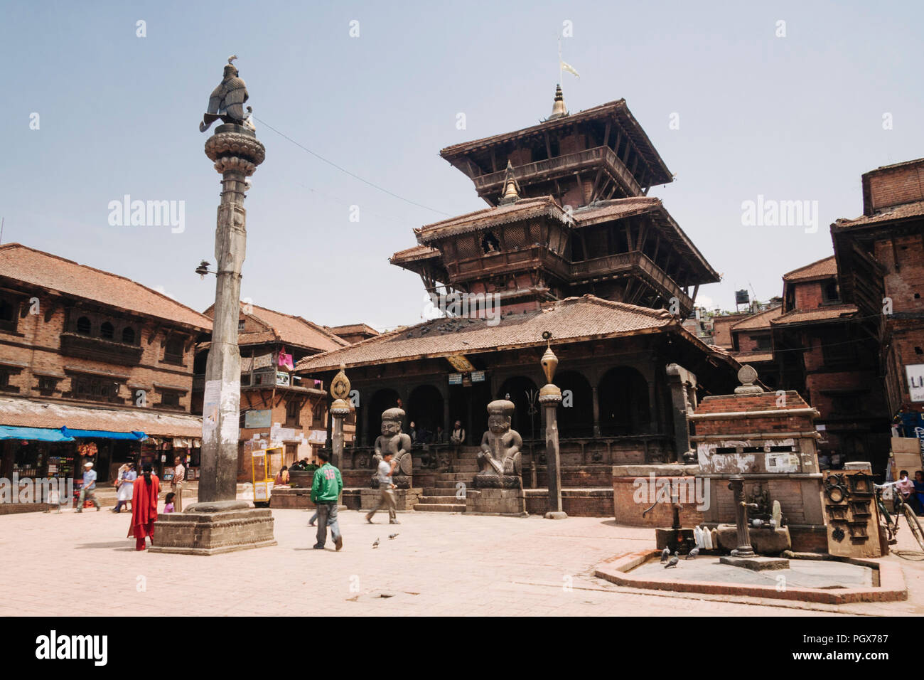 Bhaktapur, Vallée de Katmandou, Népal Bagmati, : Les gens passent devant le Temple de Dattatreya (1486 A.D) dans Tachupal Tole square dans le patrimoine mondial de l'o Banque D'Images