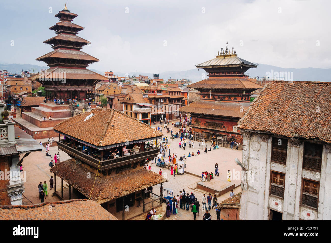 Bhaktapur, Vallée de Katmandou, Népal, Bagmati : Frais généraux de tole taumadhi square au Patrimoine Mondial de l'ancienne ville de Bhaktapur avec les cinq-store Banque D'Images