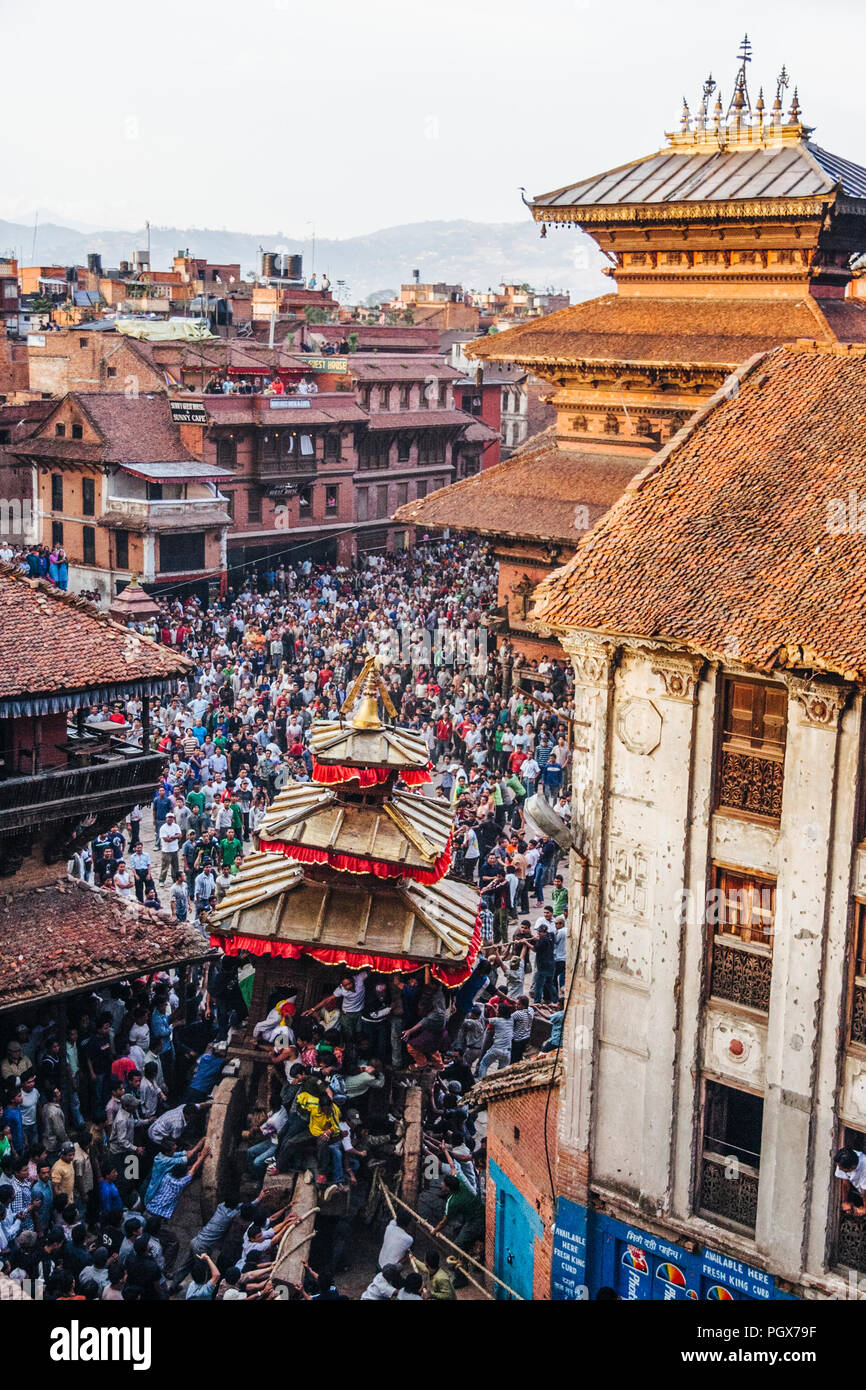 Bhaktapur, Vallée de Katmandou, Népal, Bagmati : High angle view of tole Taumadhi square dans le patrimoine mondial de l'ancienne ville de Bhaktapur, au cours de l'en Banque D'Images