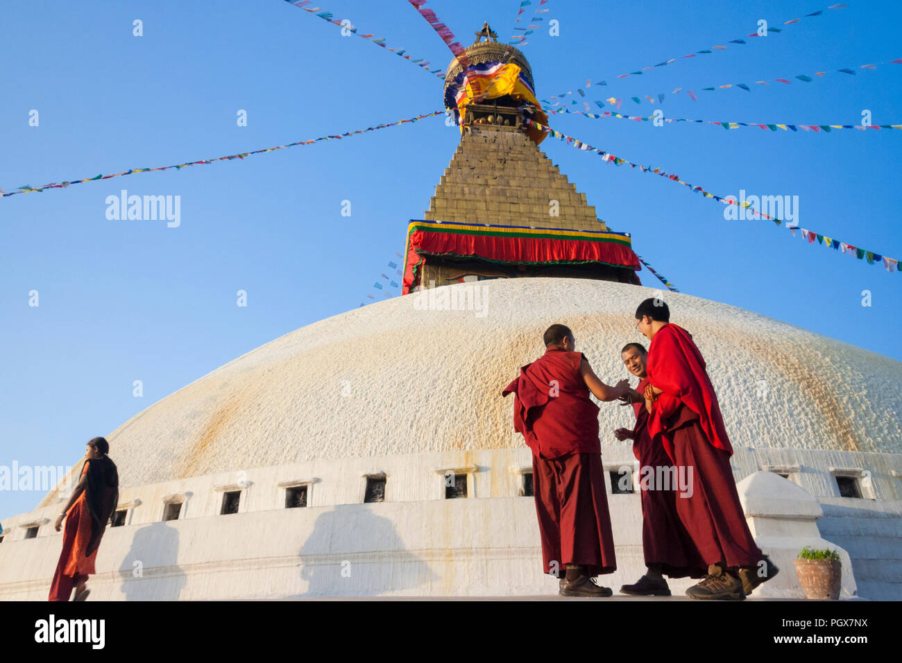 Bodhnath , Katmandou, Népal Bagmati, : Les moines bouddhistes en robe marron à pied autour du grand stupa de Bodhnath, le plus important en Asie et l'un des larg Banque D'Images