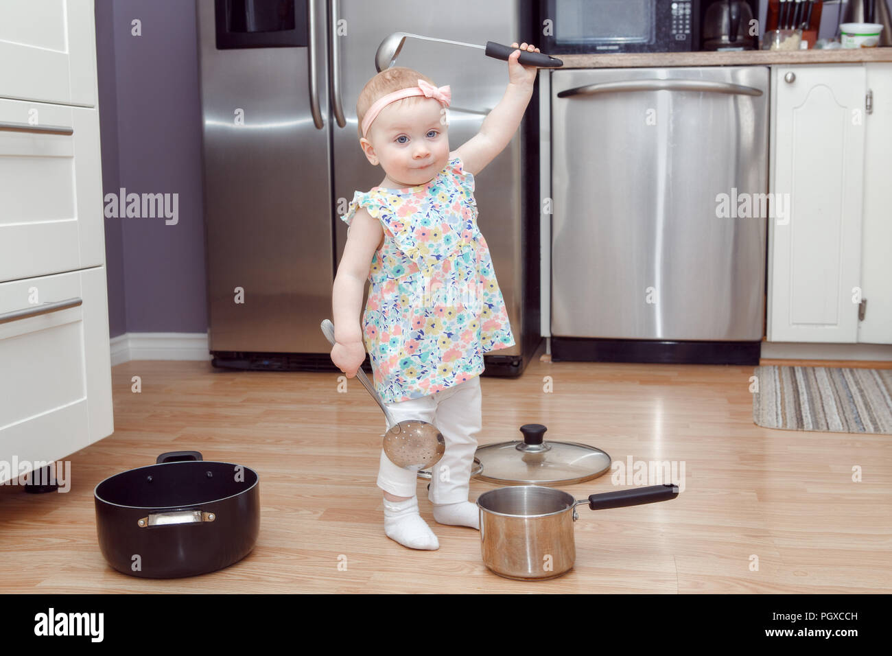 Portrait Of Cute Adorable Funny Little Young Blond Bebe Fille Jouant En Cuisine Avec Ustensiles Pot Et Louche Enfant Avec Drole De Visage Exp Emotionnelle Photo Stock Alamy